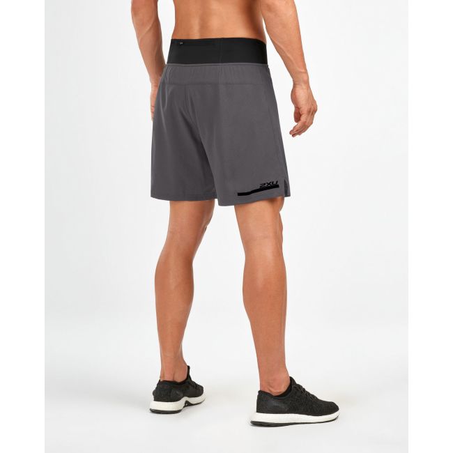 2XU - Pantaloni scurti compresie alergare 2 in 1 barbati Comp 7&quot; Shorts - gri Charcoal negru